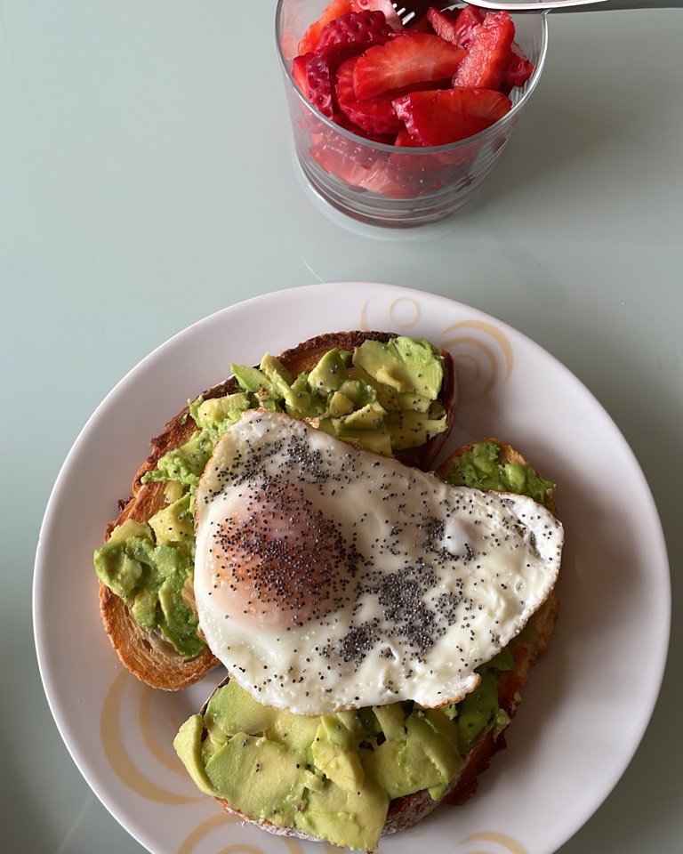 Tostadas de aguacate y huevo mas fresas cortadas Tostadas de aguacate y huevo mas fresas cortadas