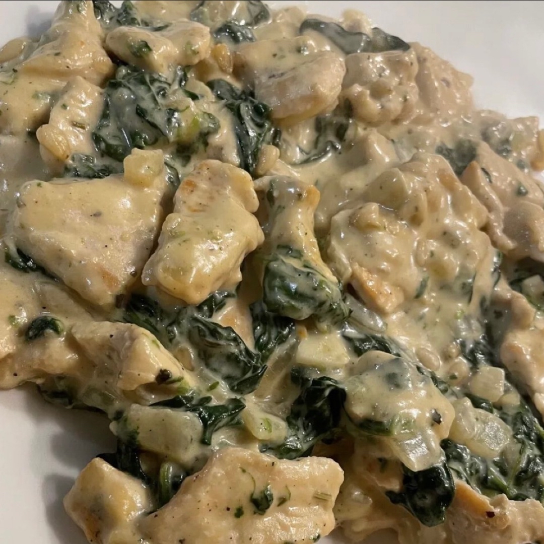 POLLO JUGOSO EN CREMA DE PARMESANO Y ESPINACAS POLLO JUGOSO EN CREMA DE PARMESANO Y ESPINACAS