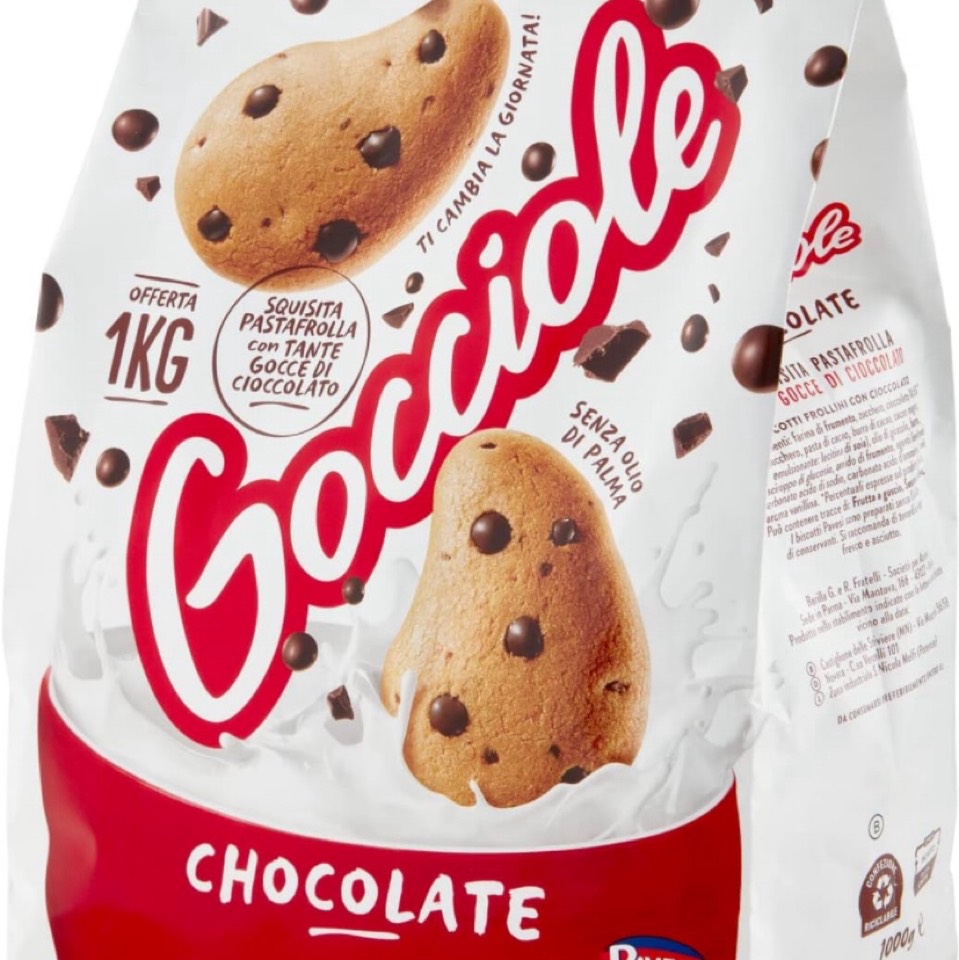 Gocciole, tostadas de aguacate y tomate con café con leche Gocciole, tostadas de aguacate y tomate con café con leche