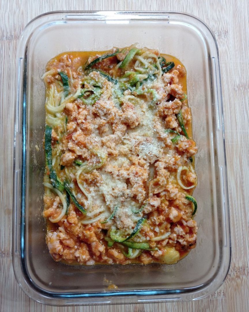 Fettuccine de calabacín con boloñesa saludable de pollo Fettuccine de calabacín con boloñesa saludable de pollo