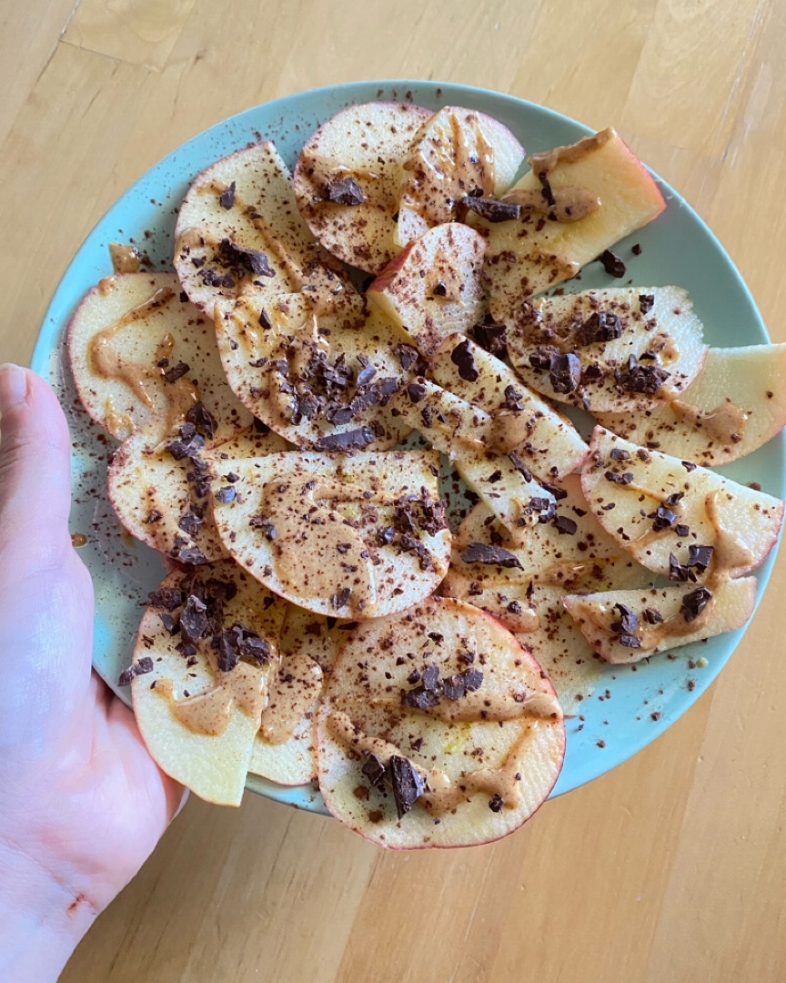 Manzana con crema de cacahuete y chocolate