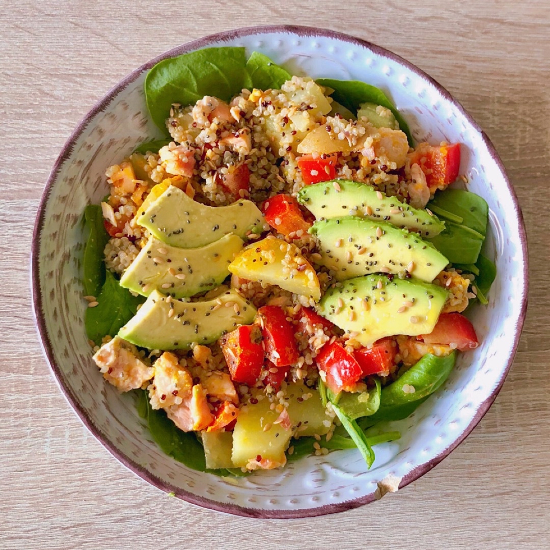 Ensalada de espinacas con quinoa, patata y salmón