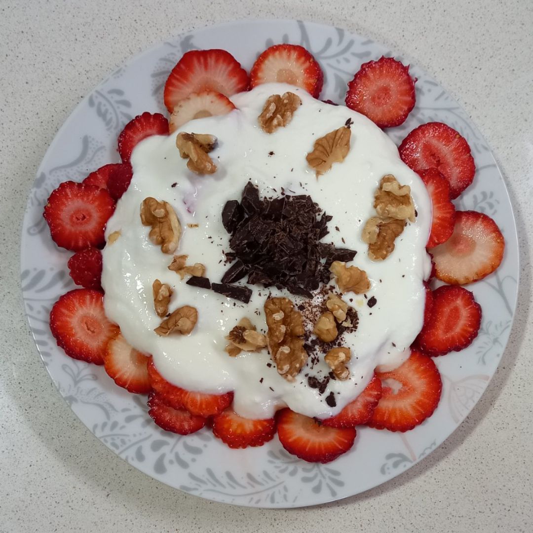 Fresas, yogur, nueces y chocolate Fresas, yogur, nueces y chocolate