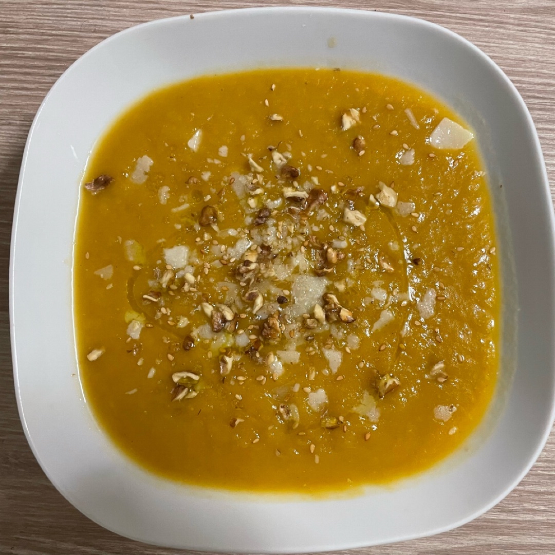 Crema de calabaza con nueces y parmesano Crema de calabaza con nueces y parmesano