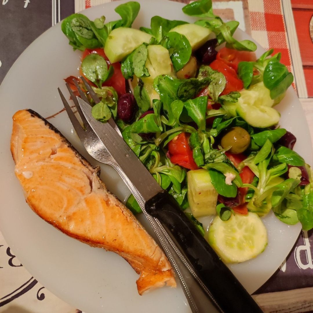 Ensalada y Salmón Ensalada y Salmón