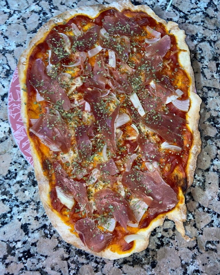 Pizza jamón y cebolla 