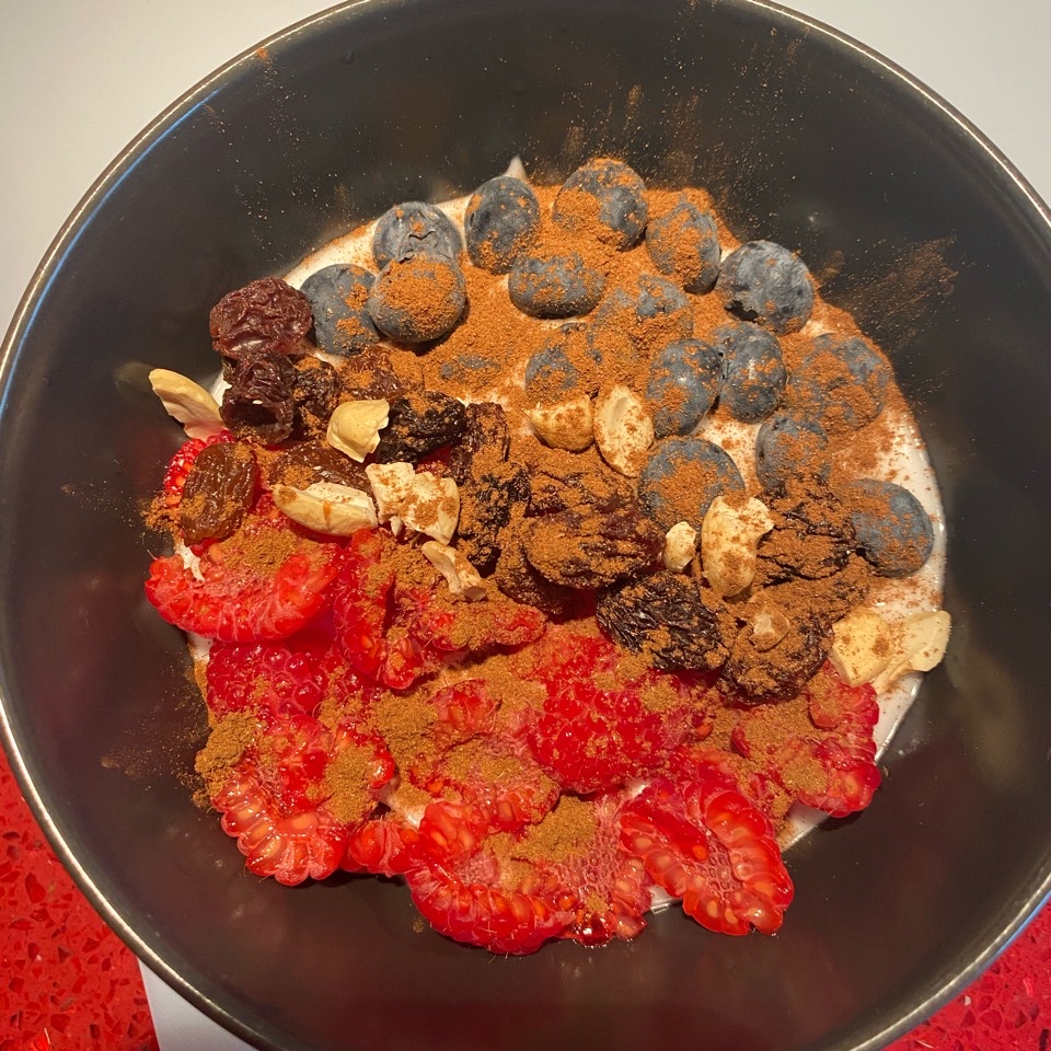 Yogur de coco, fruta y frutos secos