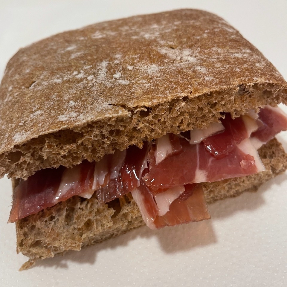 Bocadillo de jamón serrano Bocadillo de jamón serrano