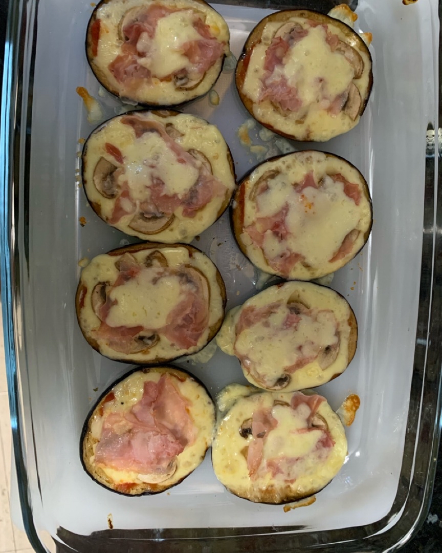 Mini pizza de berenjena con champiñones y jamón Mini pizza de berenjena con champiñones y jamón
