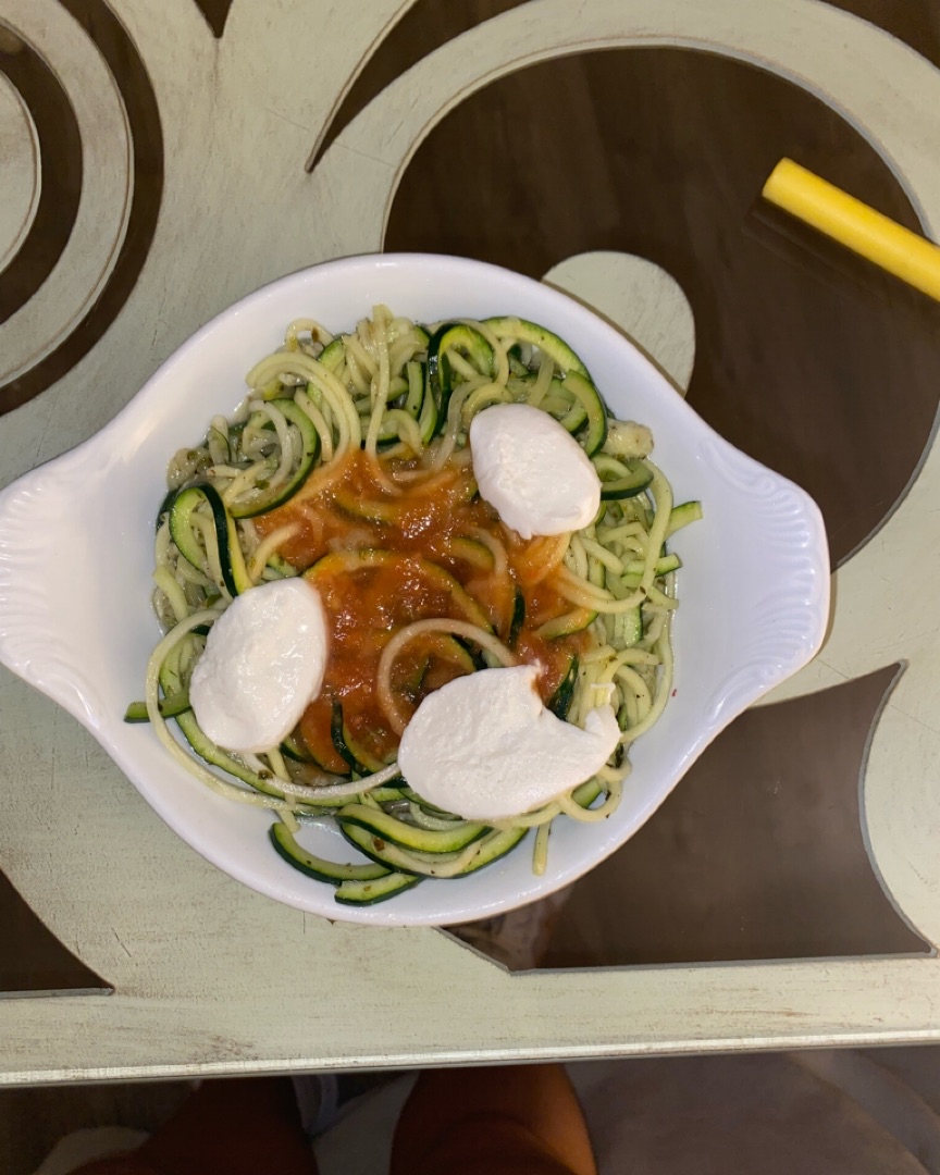 Espaguetis de calabacín con salsa de tomate y mozzarella Espaguetis de calabacín con salsa de tomate y mozzarella