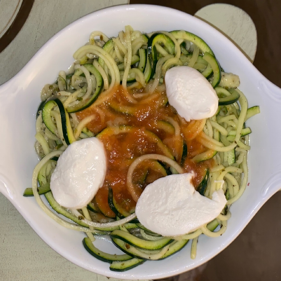 Espaguetis de calabacín con salsa de tomate y mozzarella Paso 0 Espaguetis de calabacín con salsa de tomate y mozzarella Paso 0