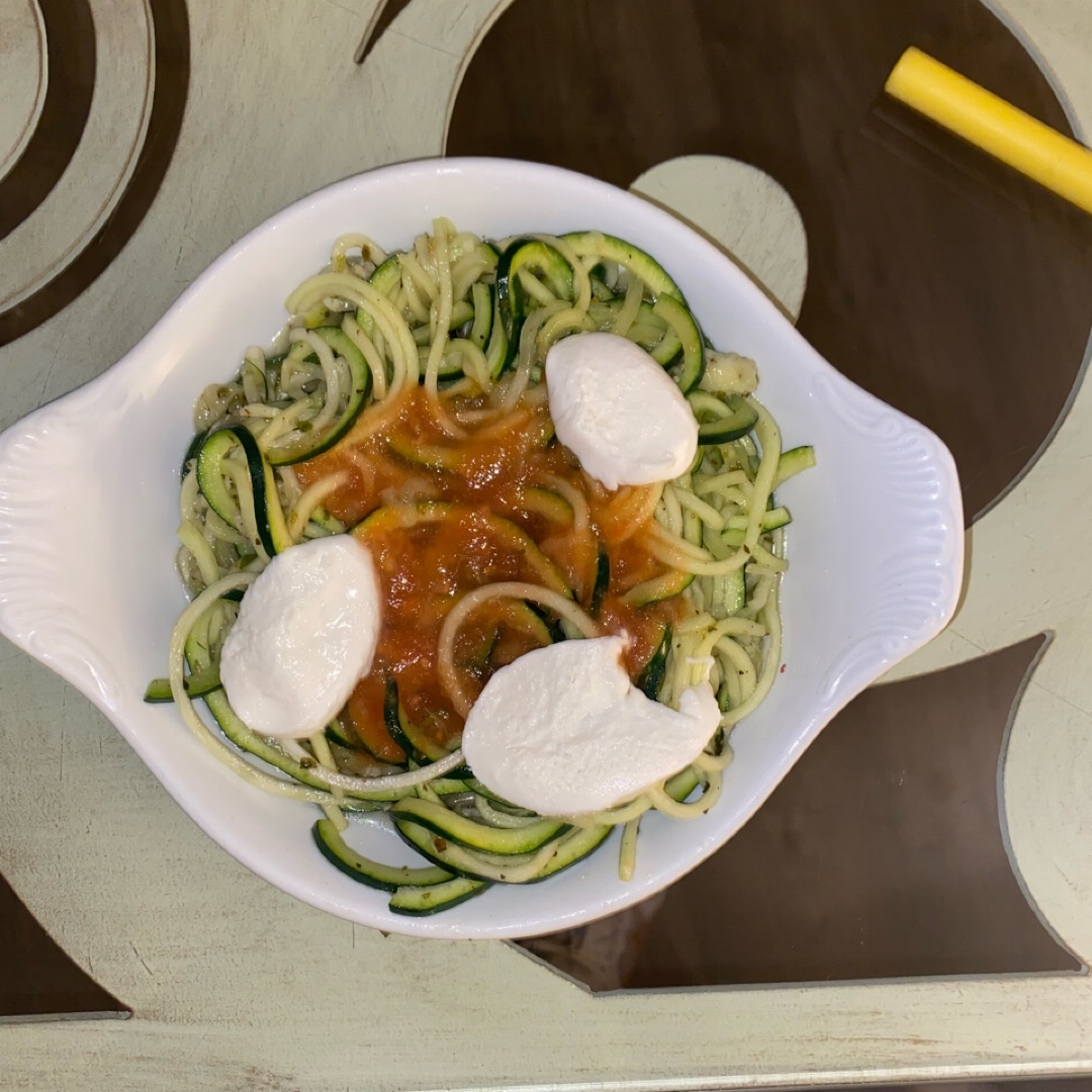 Espaguetis de calabacín con salsa de tomate y mozzarella Paso 2 Espaguetis de calabacín con salsa de tomate y mozzarella Paso 2