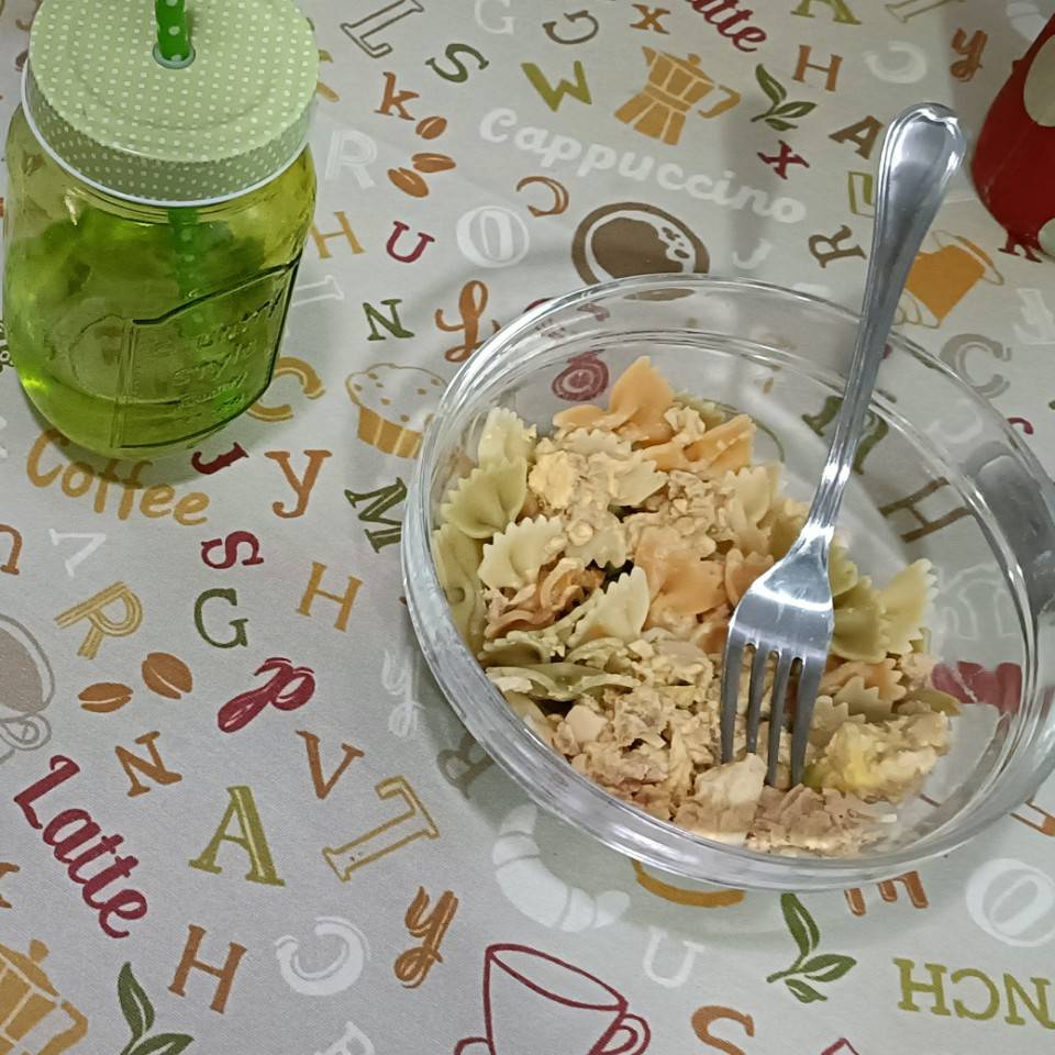 Macarrones con salsa de huevo y aguacate 