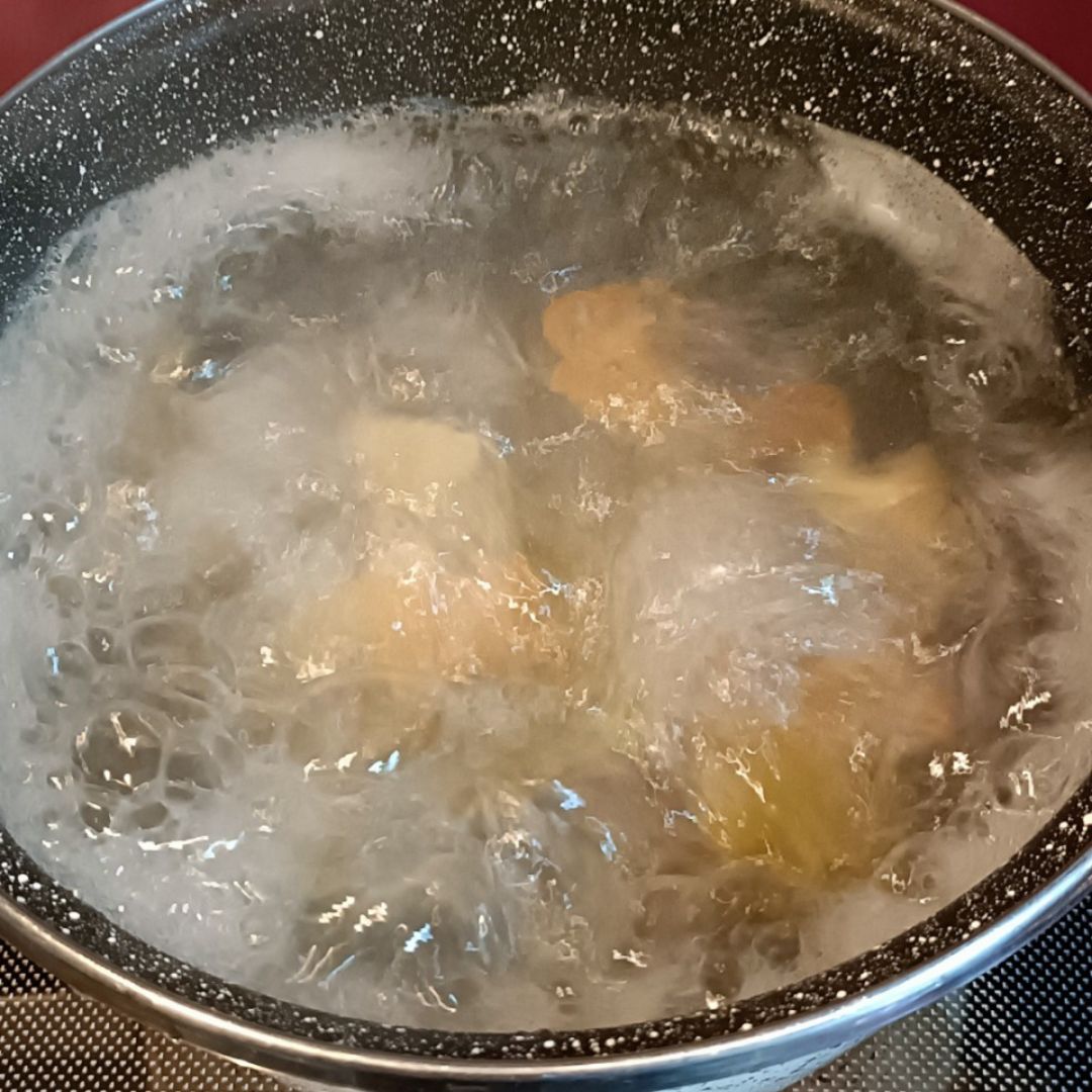 Macarrones con salsa de huevo y aguacate  Paso 1