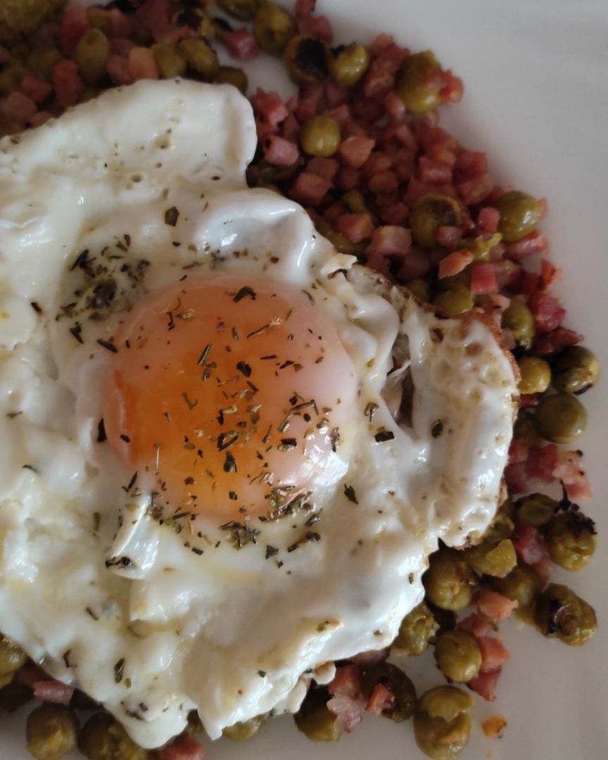 Huevo con guisantes y jamón 🍳