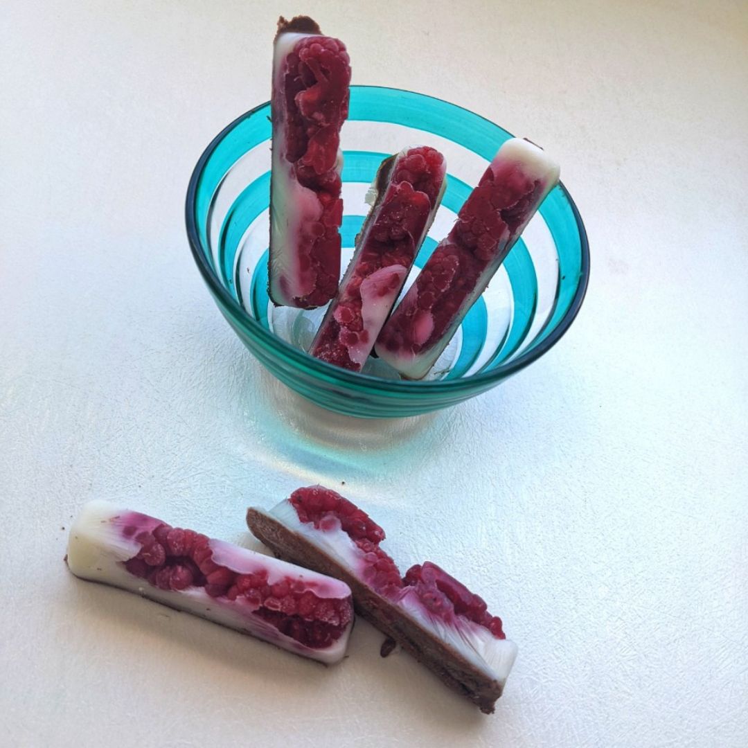 Snack de frambuesa, yogurt y chocolate Snack de frambuesa, yogurt y chocolate