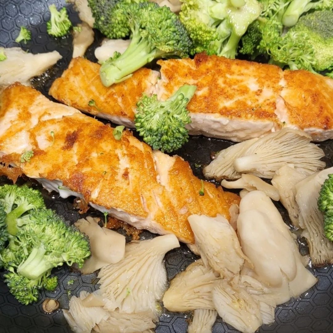 Salmón a la plancha con setas ,cebolla y brocoli 