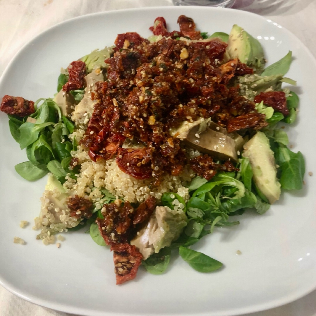 Ensalada de quinoa con pesto rojo
