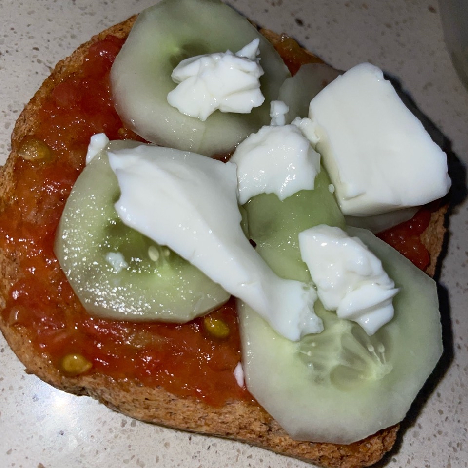 Tostada integral de tomate, pepino y queso fresco