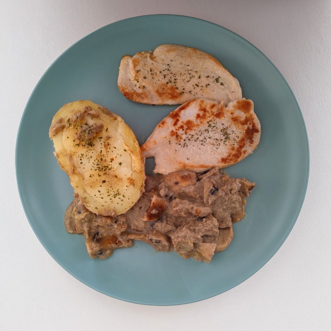 Patata asada con pechuga acompañado con salsa de champiñón y puerro Patata asada con pechuga acompañado con salsa de champiñón y puerro
