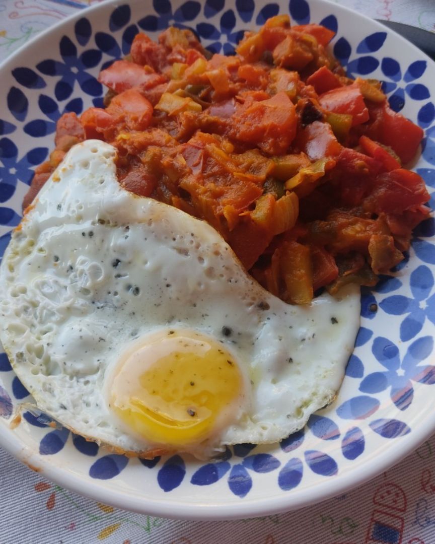 Pisto con huevo a la plancha Pisto con huevo a la plancha