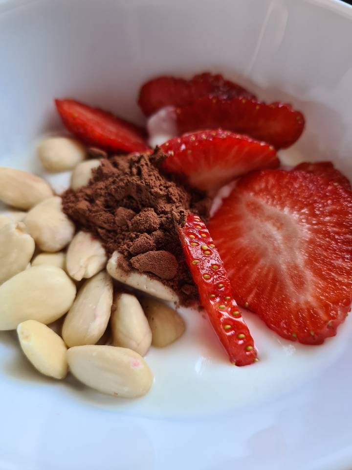 Yogur natural con fresas, almendras y cacao puro Yogur natural con fresas, almendras y cacao puro
