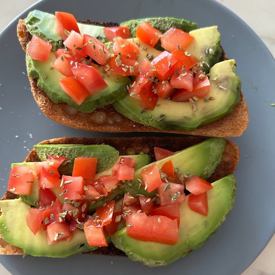 Tostadas con aguacate y tomate Tostadas con aguacate y tomate