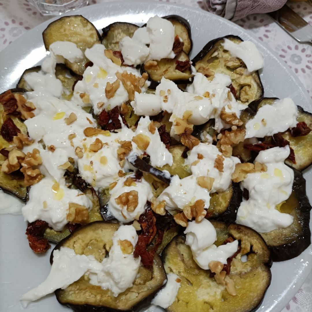 Berenjenas con burrata, tomate seco y nueces Berenjenas con burrata, tomate seco y nueces