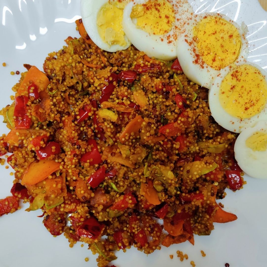 Quinoa con verduras y huevo cocido Quinoa con verduras y huevo cocido