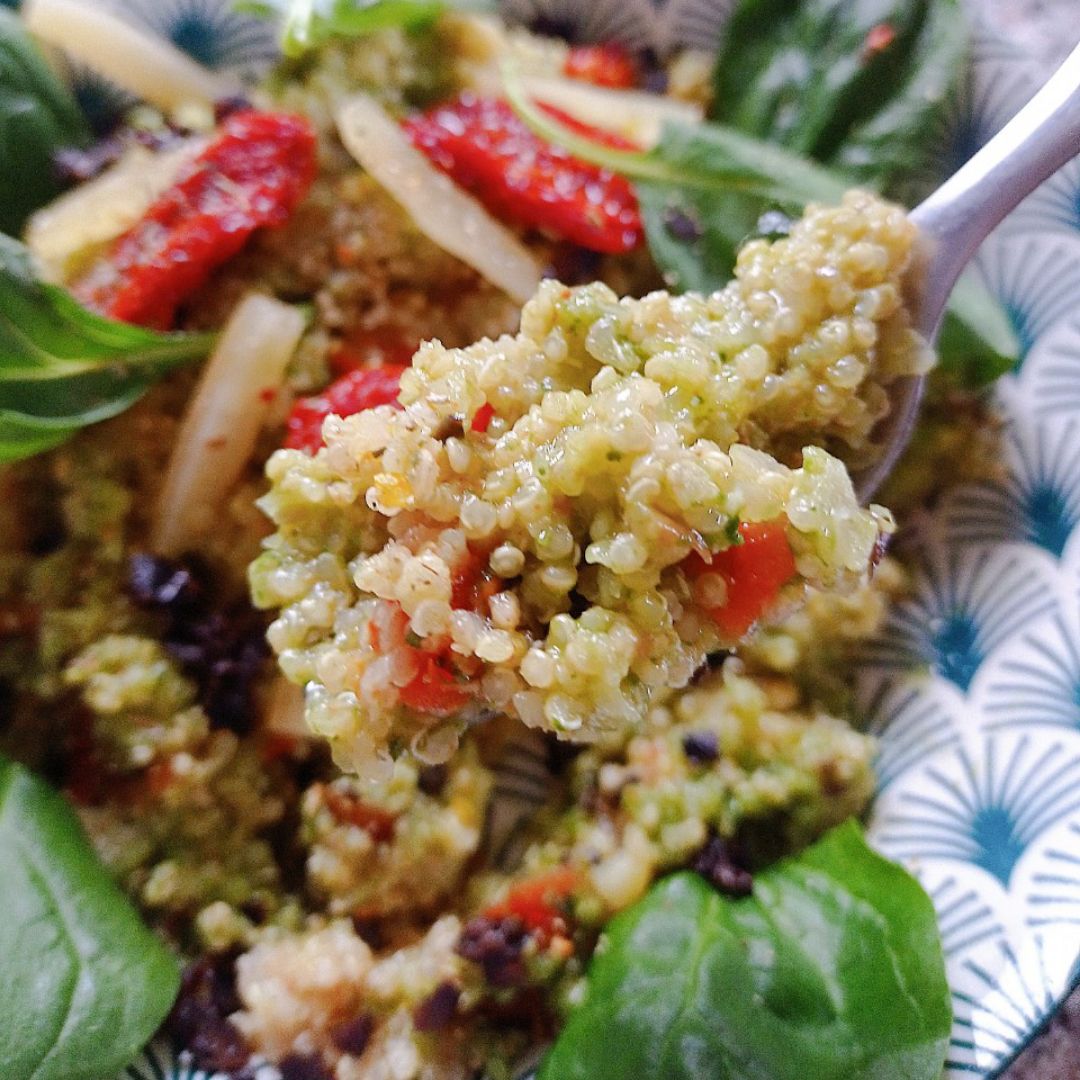 Risotto de quinoa con tomates secos en aove 🫒,🧀 🌿y aceitunas negras 💚 Paso 6 Risotto de quinoa con tomates secos en aove 🫒,🧀 🌿y aceitunas negras 💚 Paso 6