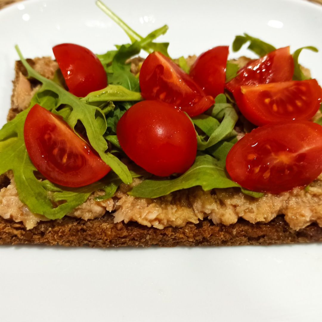 Tostada de atún y rúcula 