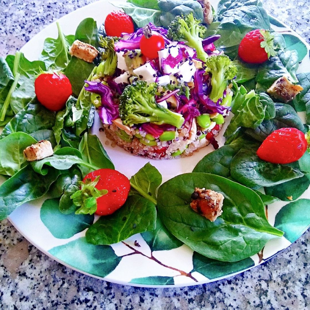 Ensalada de quinoa con edamame y pollo Ensalada de quinoa con edamame y pollo