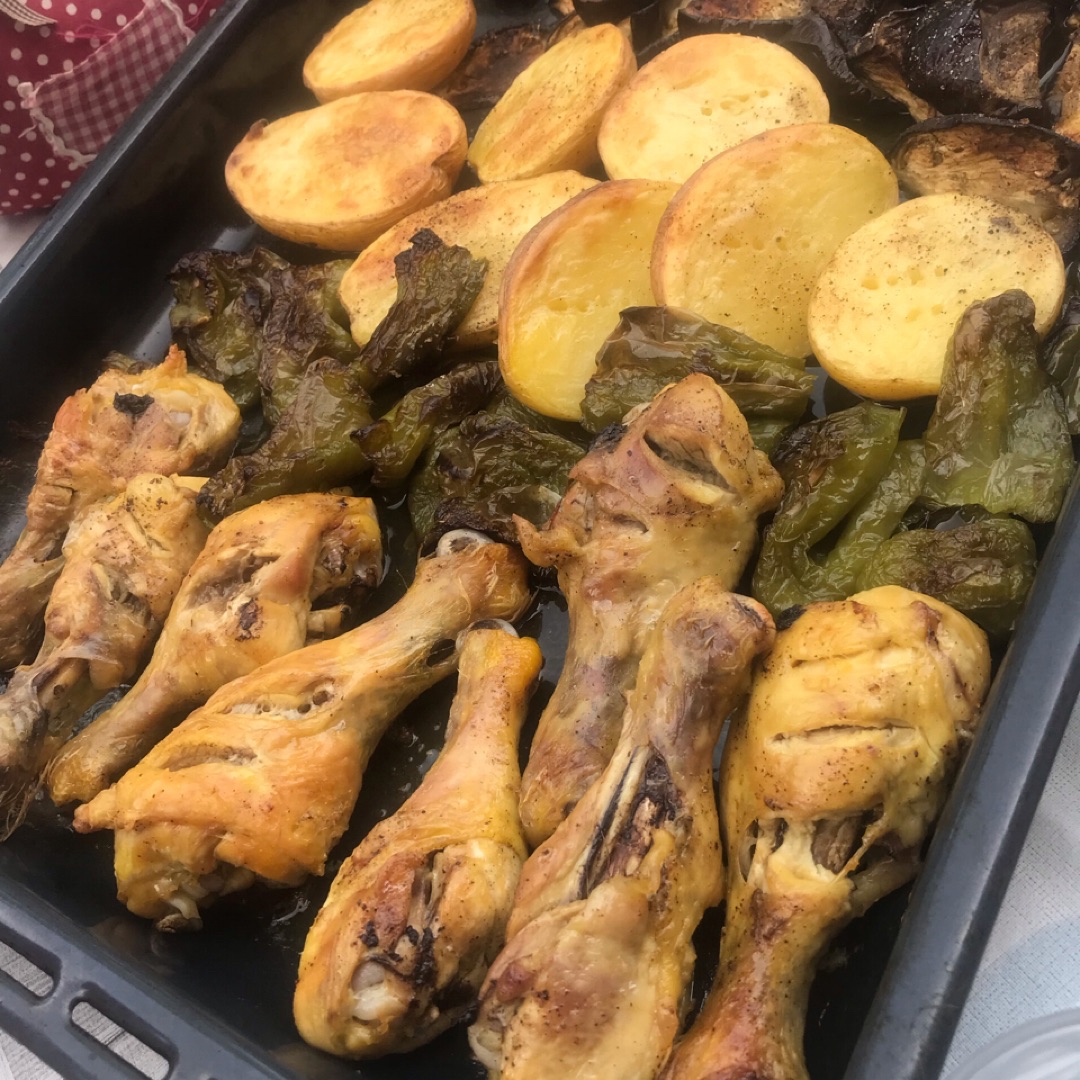 Pollo al horno con pimientos verdes y patatas