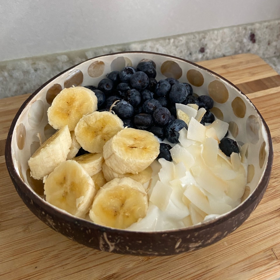 yogurt bowl con arándanos, plátano y coco