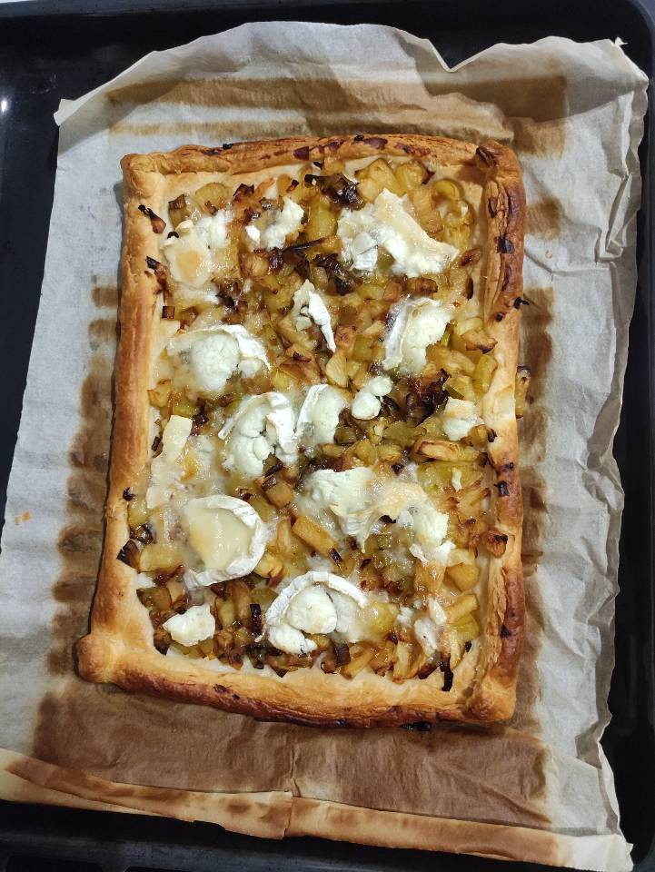 Tarta de puerro, calabacín y manzana. Tarta de puerro, calabacín y manzana.