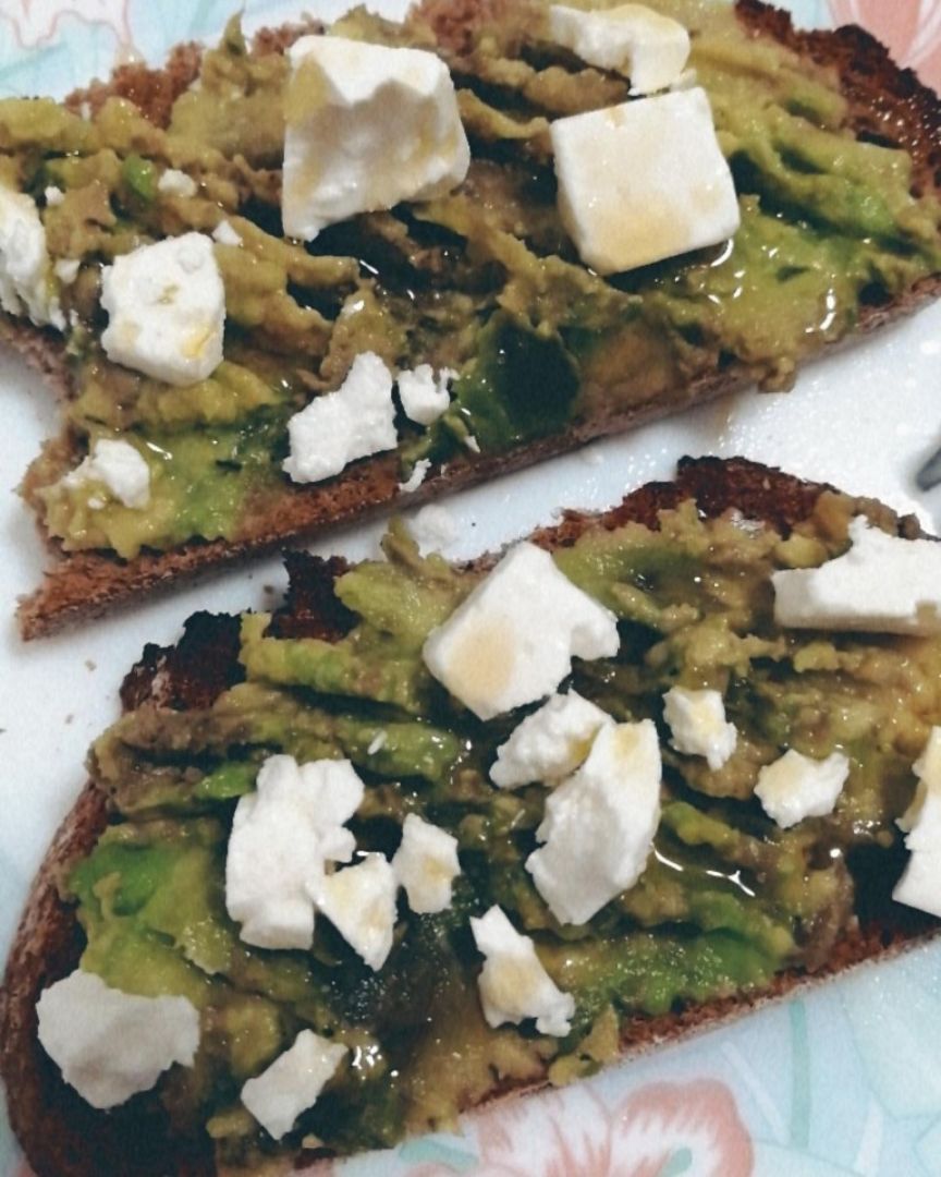 Tostadas aguacate y queso feta Tostadas aguacate y queso feta