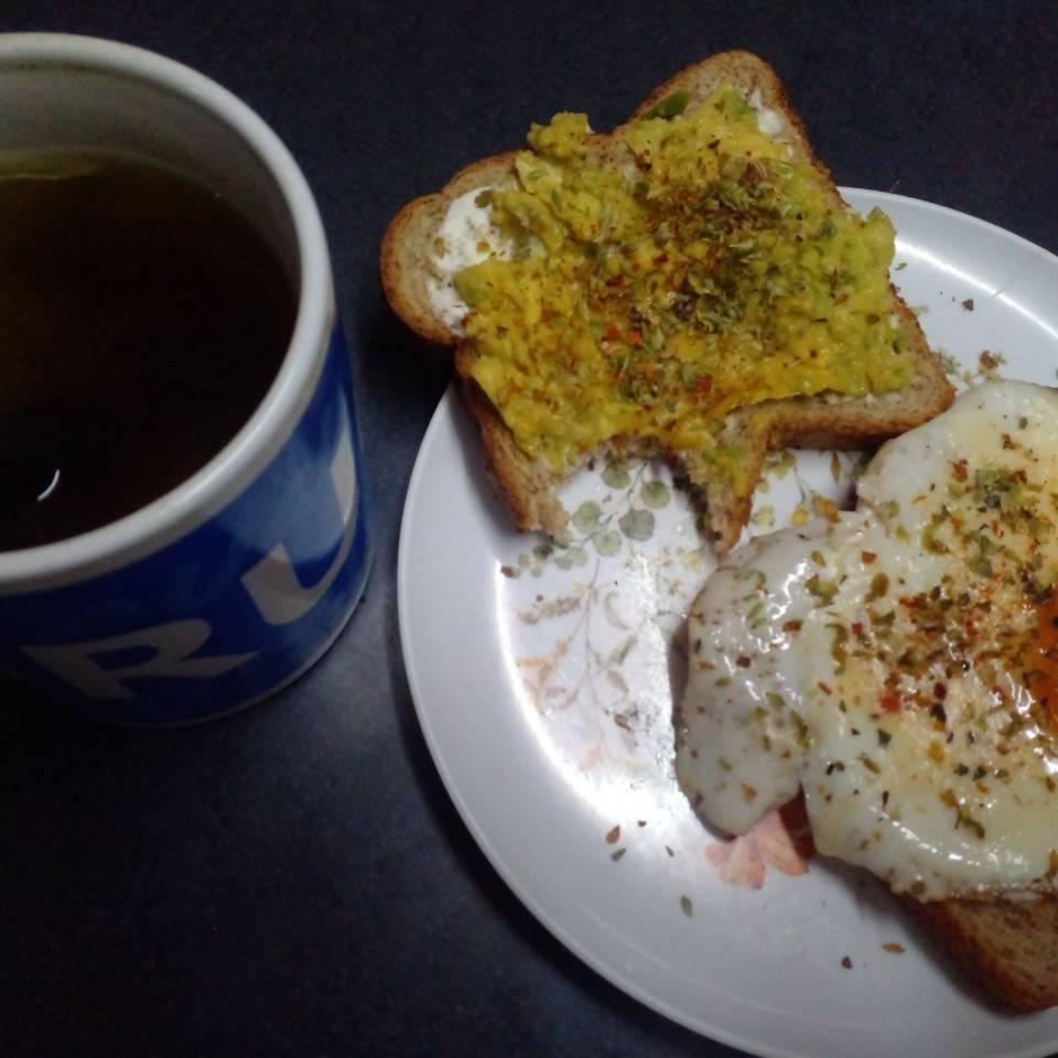 Té y tostadas de huevo y palta. Té y tostadas de huevo y palta.