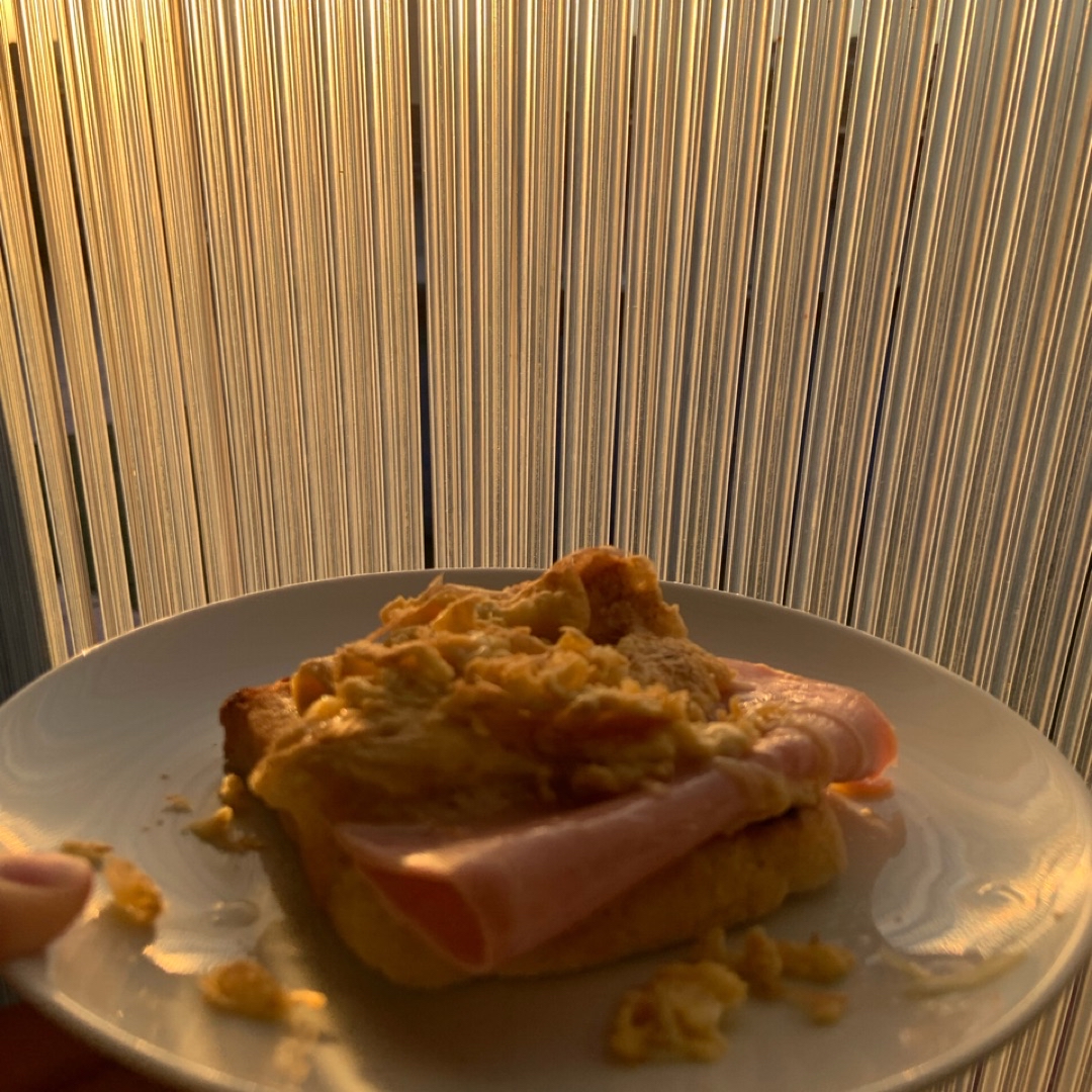 Sandwich de tortilla francesa con jam贸n y queso rayado 馃オ Sandwich de tortilla francesa con jam贸n y queso rayado 馃オ