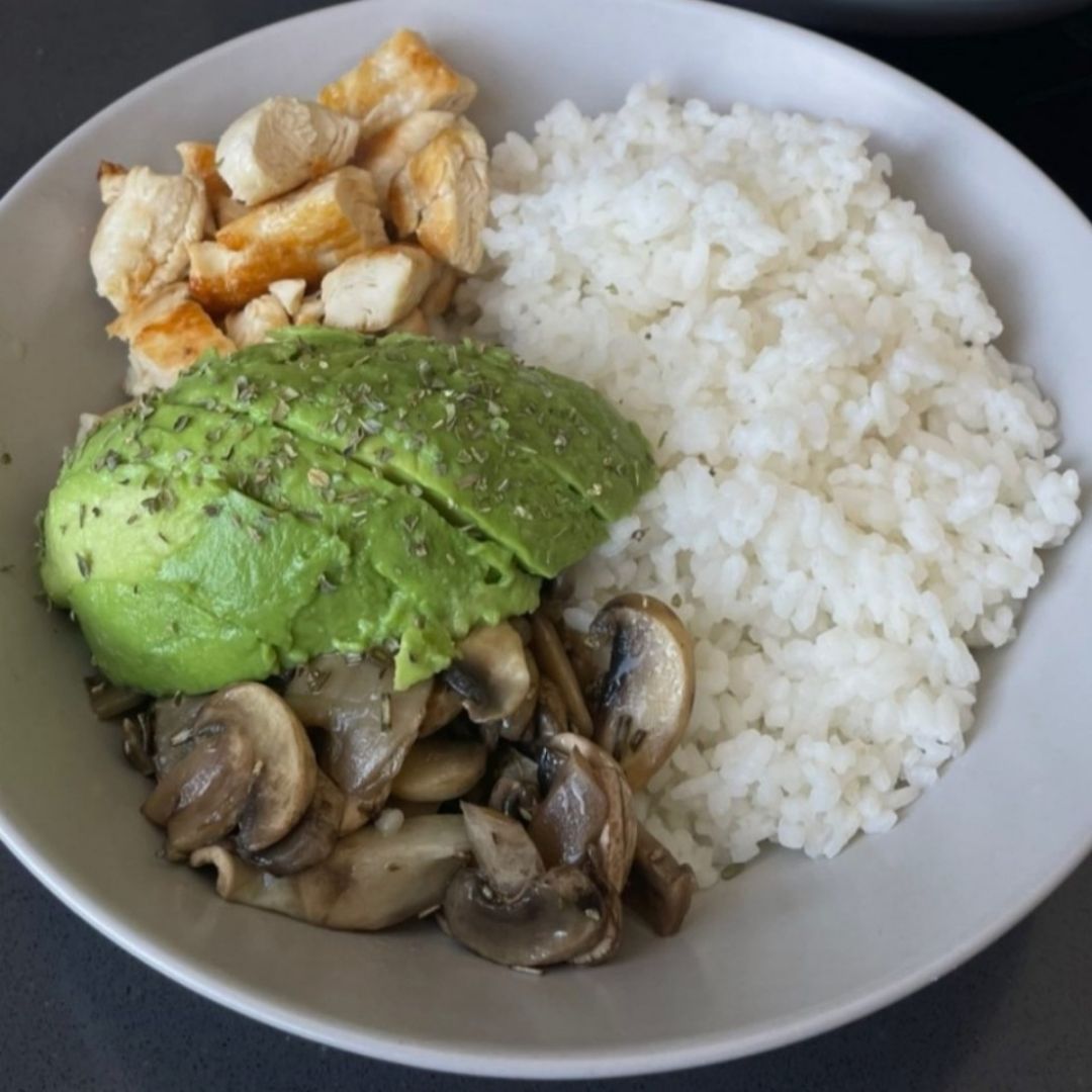 Plato combinado de arroz, champiñones, pollo y aguacate. Plato combinado de arroz, champiñones, pollo y aguacate.