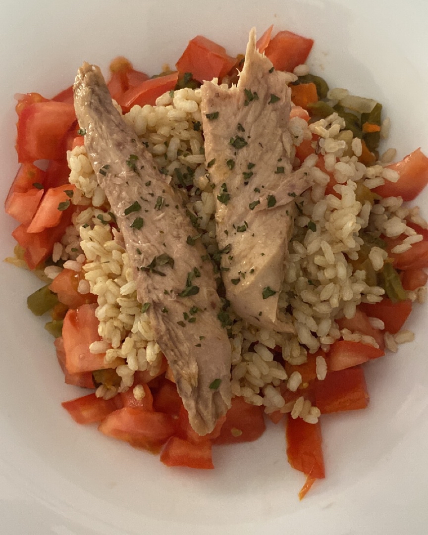 Arroz y Melva en base de verduras especiadas Arroz y Melva en base de verduras especiadas
