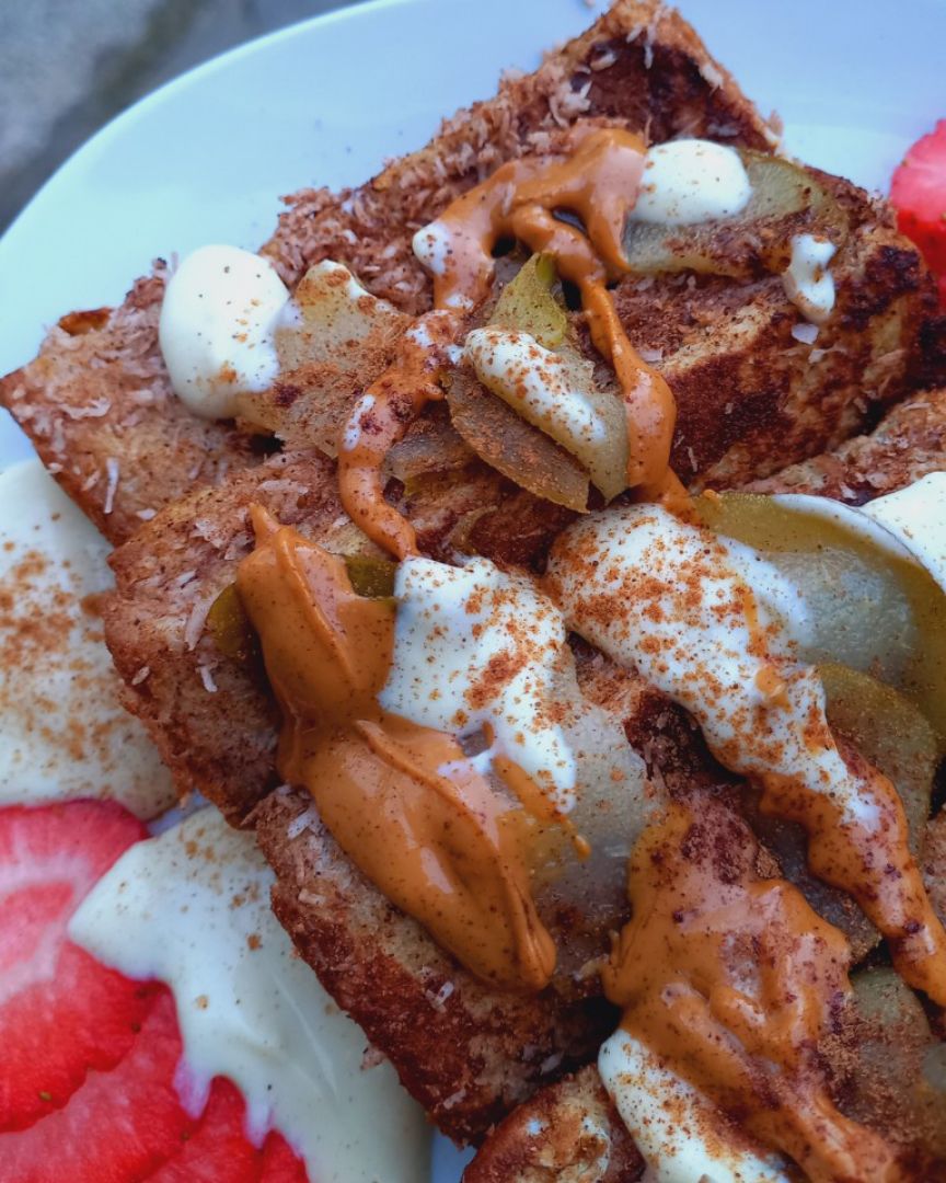 French toast sticks con cacahuete🥜, canela, cacao puro y pera 🍐 asada. French toast sticks con cacahuete🥜, canela, cacao puro y pera 🍐 asada.