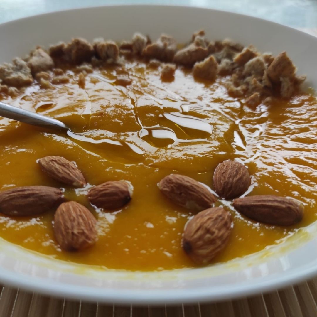 Puré de calabaza, con almendras y pan tostado