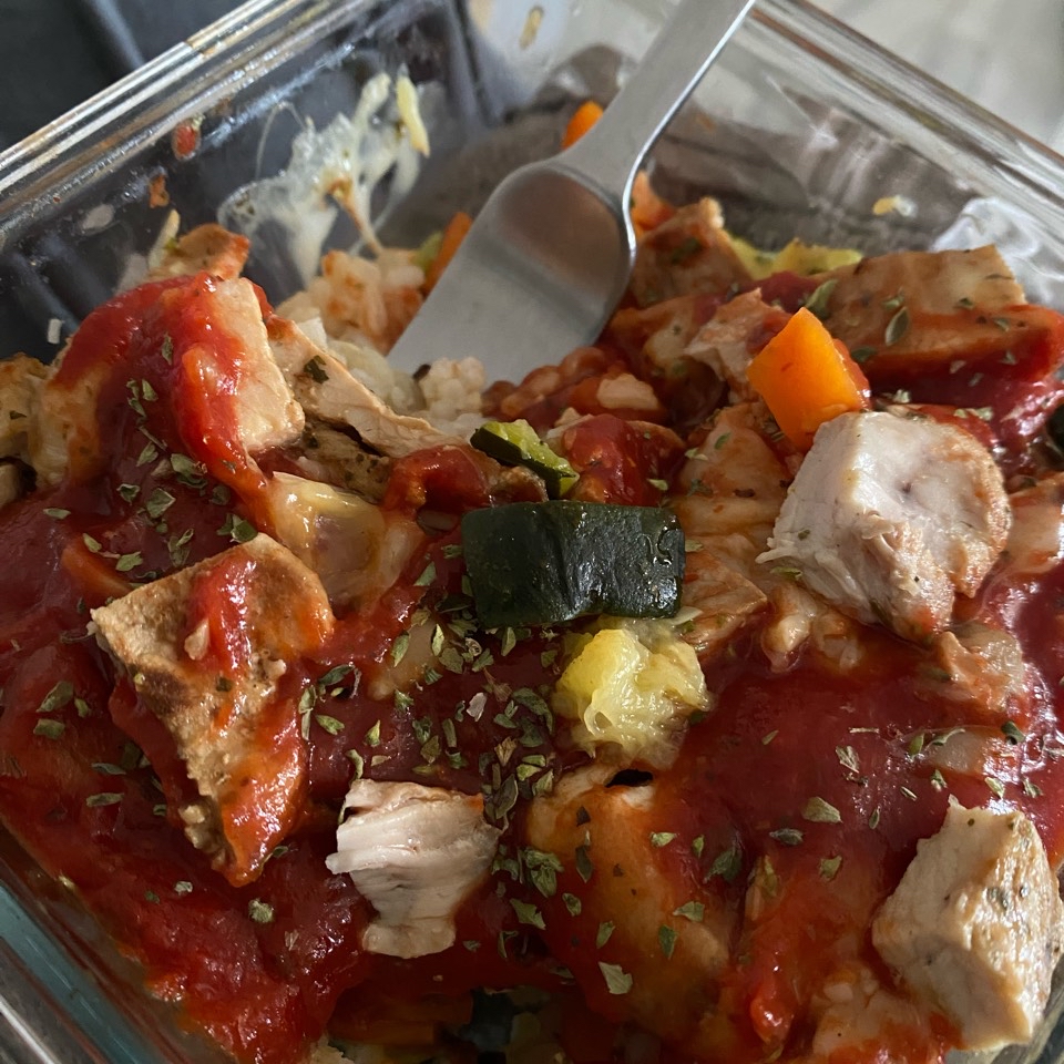 Arroz con tomate, verduras y pollo