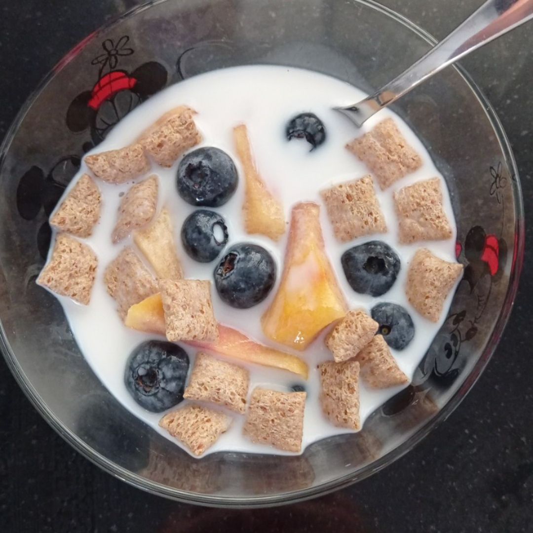 Leche con fruta y cereales Leche con fruta y cereales