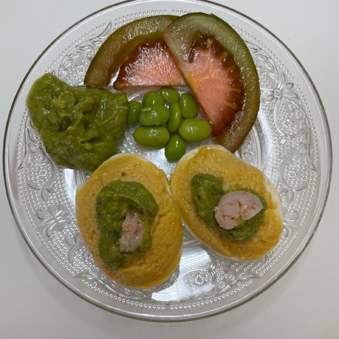 Huevos rellenos de gambas al ajillo y guacamole 
