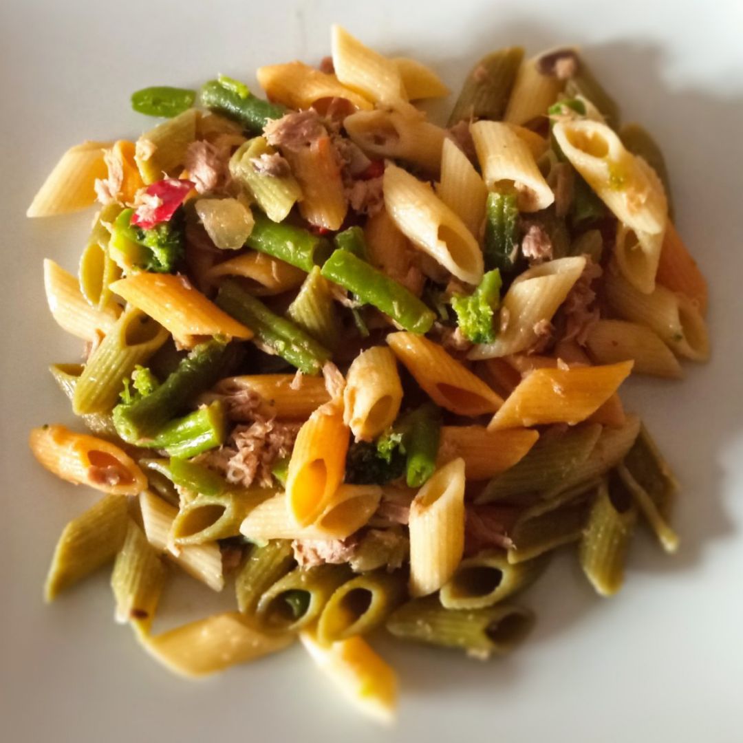 Pasta con verduras y atún (lekue)