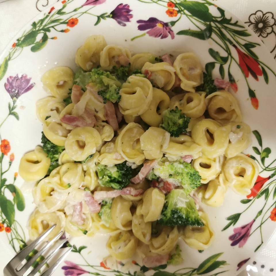 Torbellini con brócoli y bacon en salsa de queso con hierbas Torbellini con brócoli y bacon en salsa de queso con hierbas
