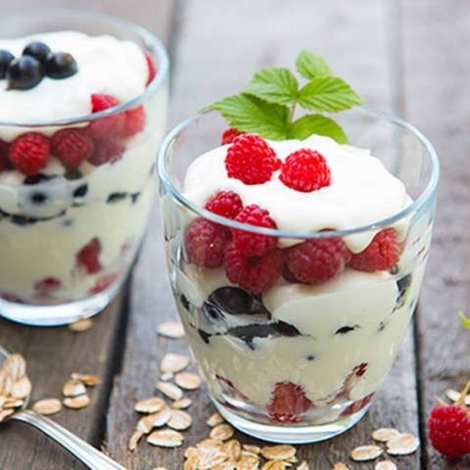Yogur griego con arándanos y frambuesas