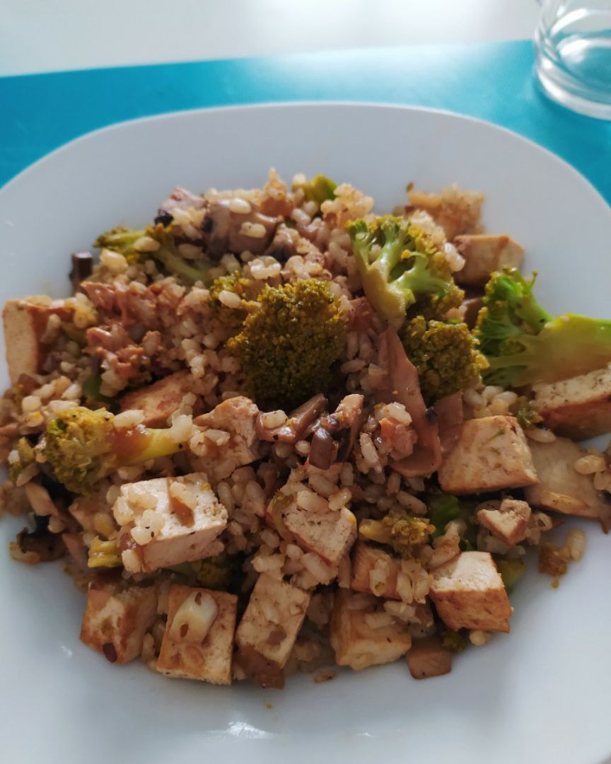 Wok de arroz con tofu Wok de arroz con tofu