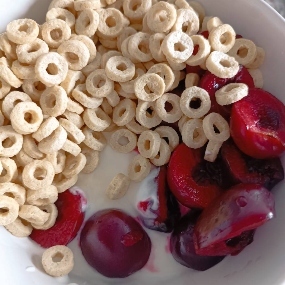 Bowl yogurt, cerezas y cereales de avena Bowl yogurt, cerezas y cereales de avena